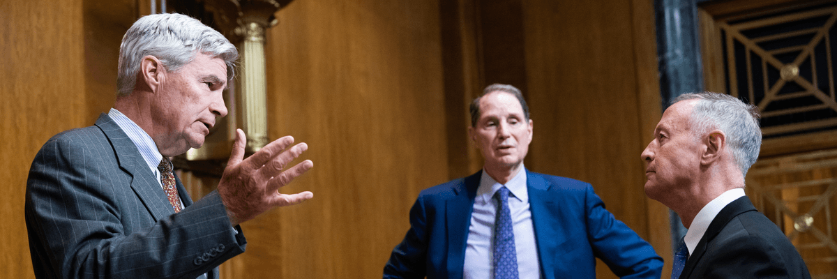 Martin O'Malley talks with Sens. Sheldon Whitehouse and Ron Wyden