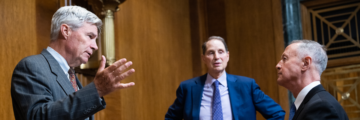 Martin O'Malley talks with Sens. Sheldon Whitehouse and Ron Wyden