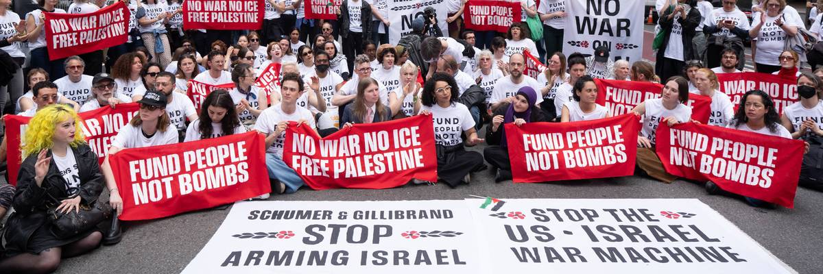 Mass Arrests in Manhattan During Anti-War Protest Outside Schumerâs Office