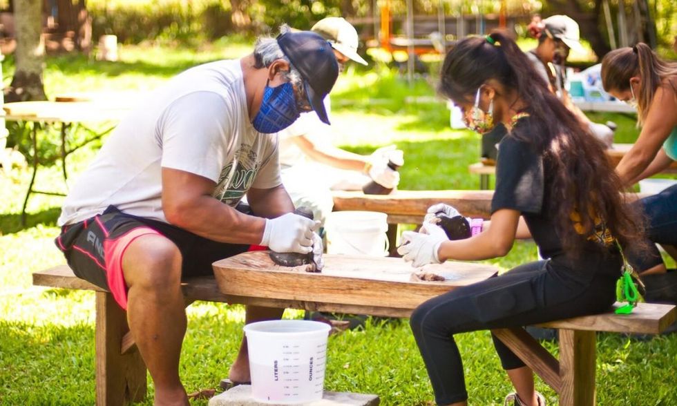 Members of the Ohana Agricultural Resilience Program and the Ho'okahua Ai Mentorship Program learn to make the Hawaiian food staple poi. (Photo: Malia Welch)