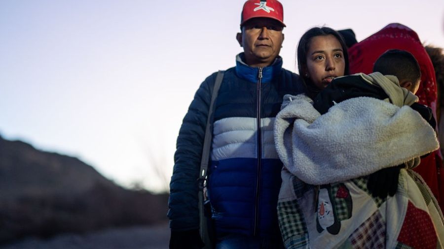 Mexican migrants turn themselves in