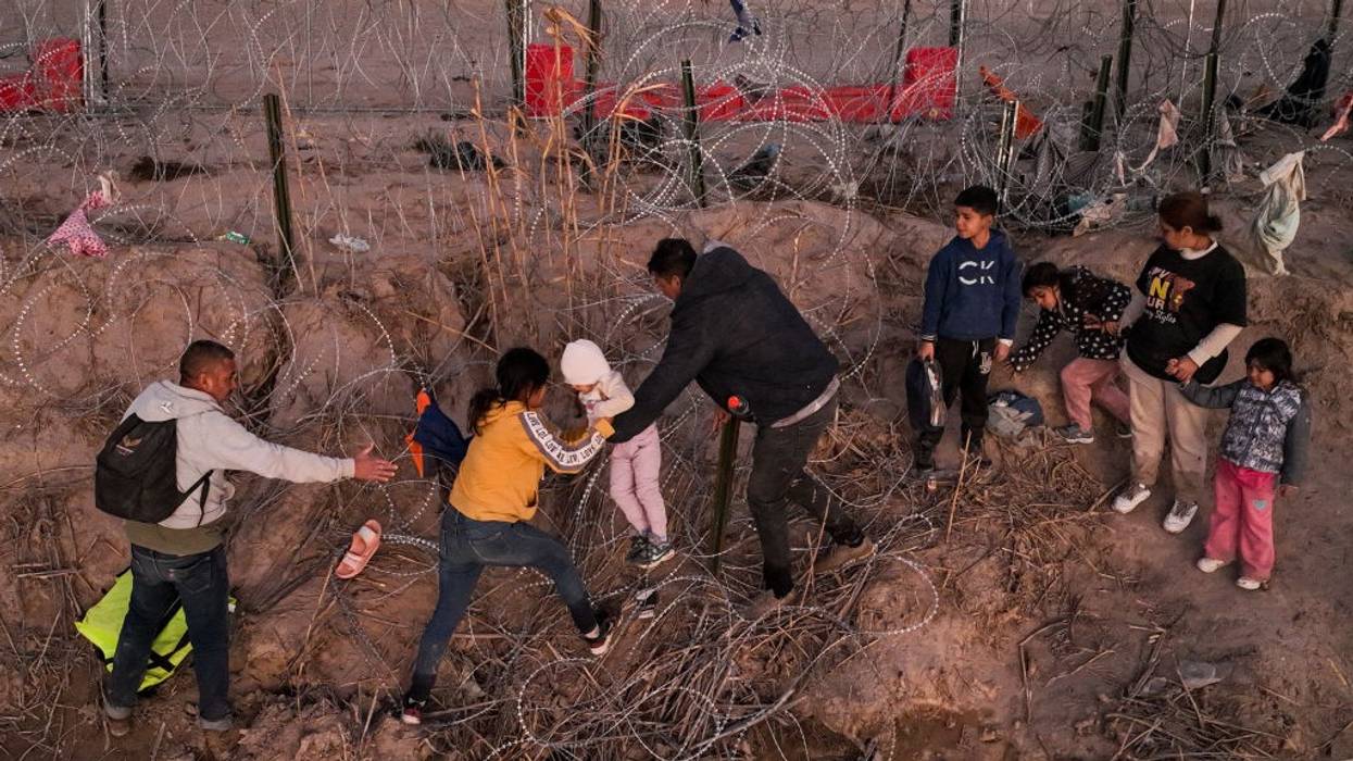 Migrants continue to cross US border