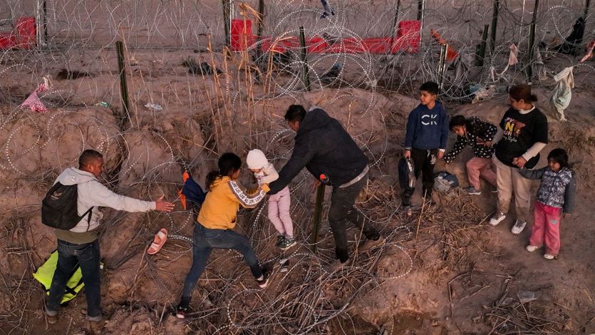 Migrants continue to cross US border