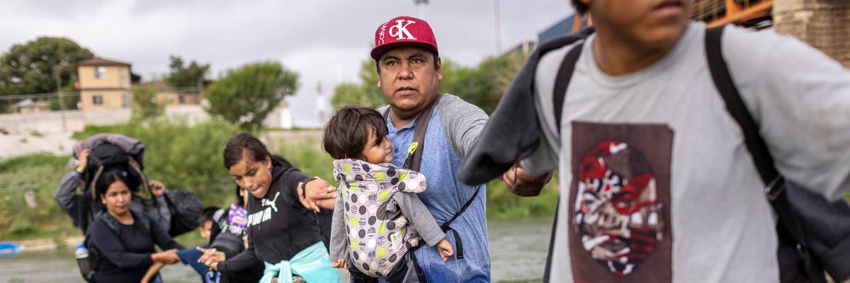 migrants crossing Rio Grande
