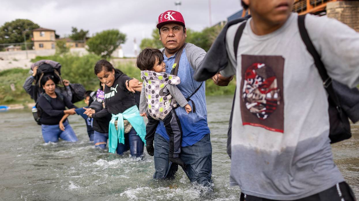 migrants crossing Rio Grande