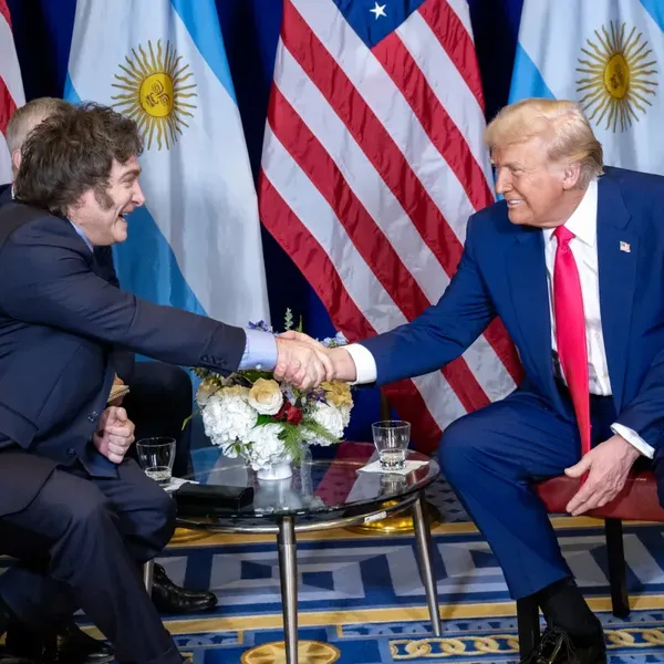 Milei and Trump shake hands