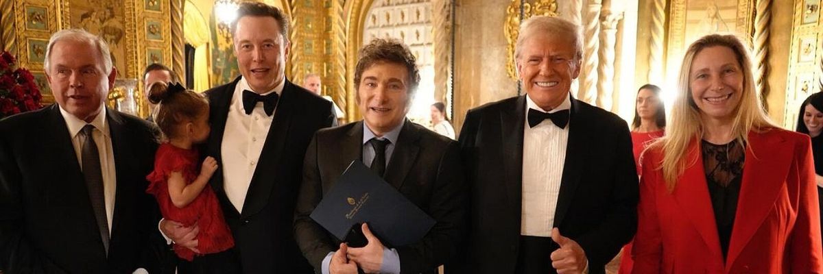 Milei, Trump, and Musk pose at Mar-a-Lago.