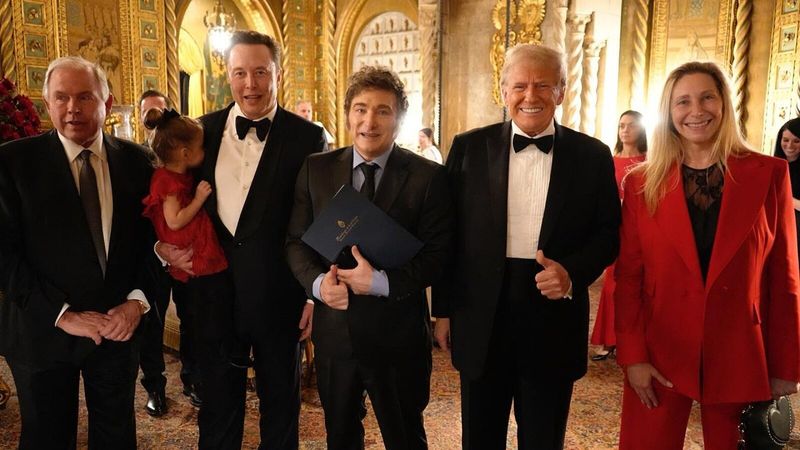 Milei, Trump, and Musk pose at Mar-a-Lago.