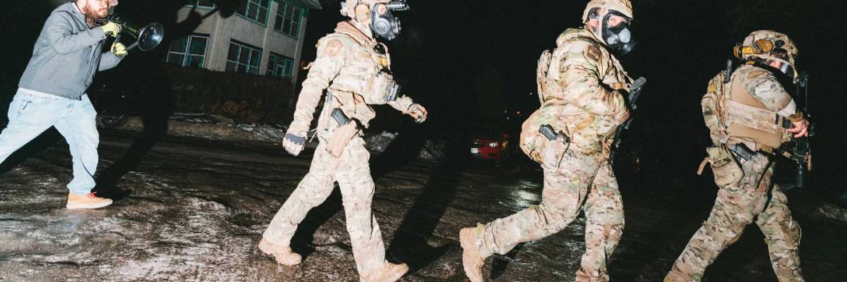 Minnesota resident resolutely films Border Patrol goons