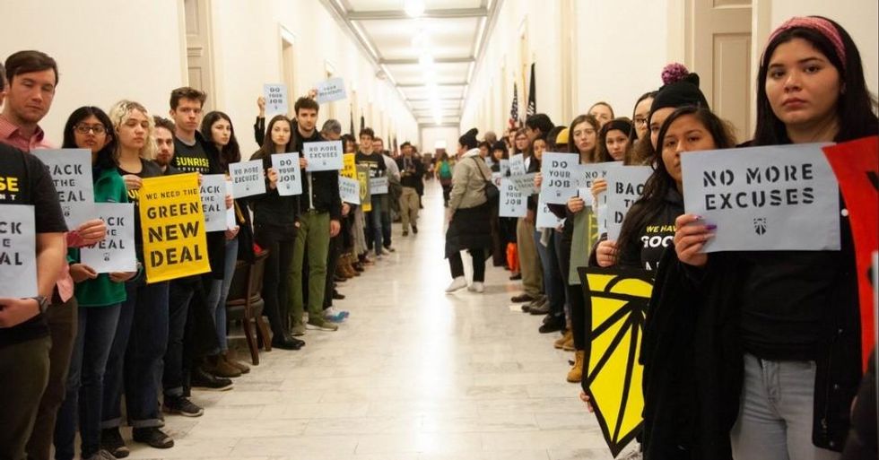 More than 1,000 young protesters lined the halls of Congress and lobbied at congressional offices on Monday to demand that their elected representatives back the Green New Deal. (Photo: @skenigsberg/Twitter)