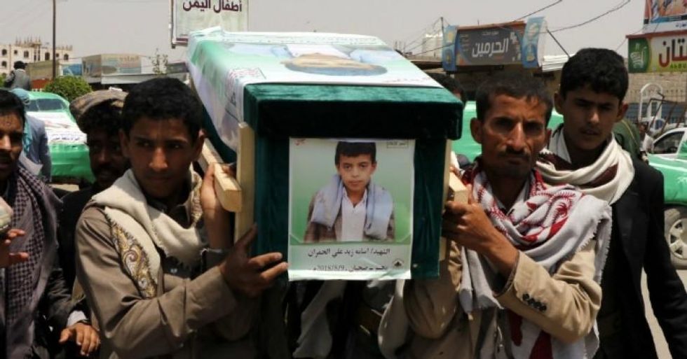 Mourners carry the coffin of a child at the funeral procession for those killed in an airstrike on a bus carried out last week by a warplane of the Saudi Arabia-led coalition on August 13, 2018 in Saada, Yemen. (Photo: Mohammed Hamoud/Getty Images)