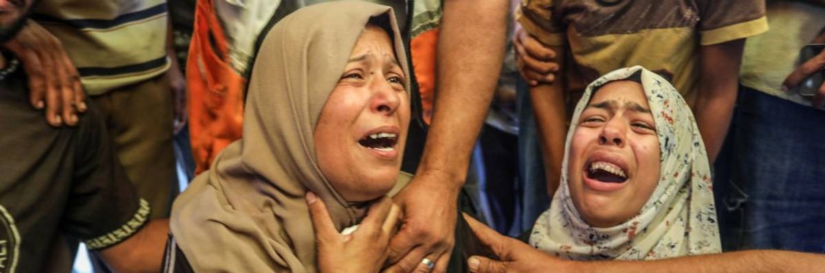 mourning Palestinians