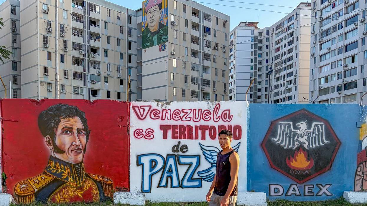 Mural reads, "Venezuela is a peaceful territory" in Spanish.