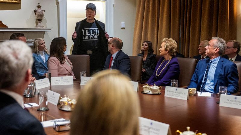Musk in Tech Support shirt at Cabinet meeting.