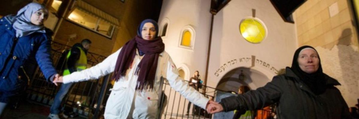 In Gesture of Solidarity, Norwegian Muslims Form 'Ring of Peace' Around Oslo Synagogue