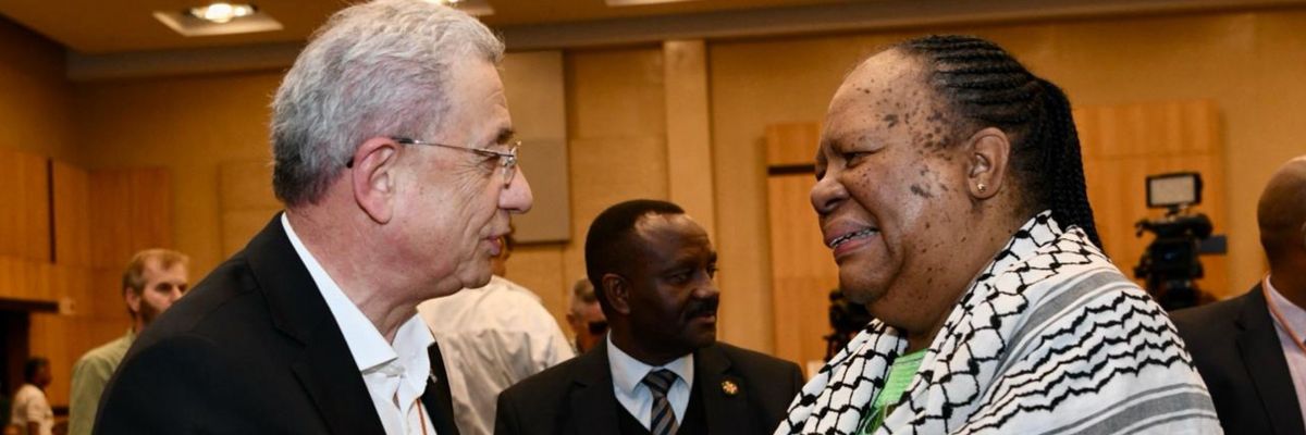 Mustafa Barghouti and Naledi Pandor embrace