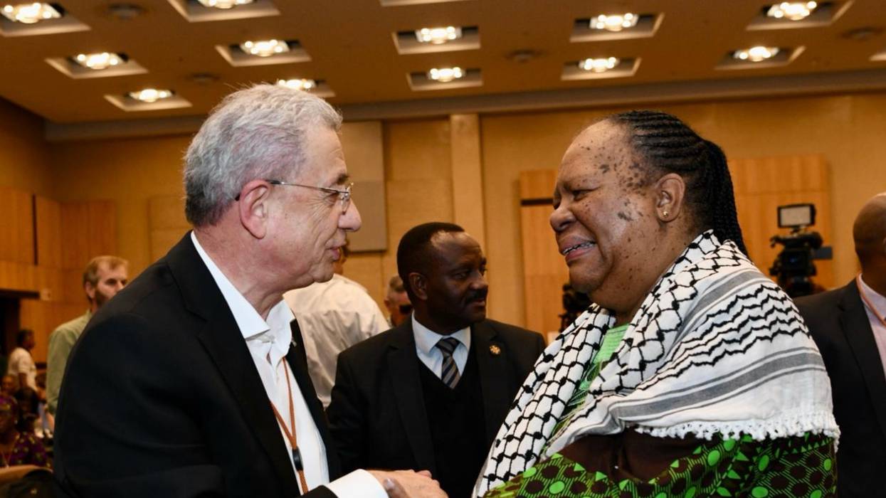 Mustafa Barghouti and Naledi Pandor embrace