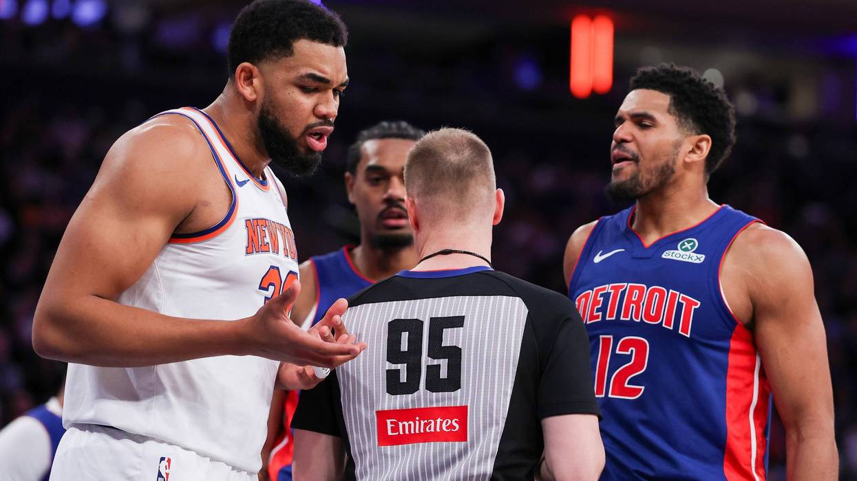 NBA referee in Emirates shit talks to a Knicks and a Pistons player.
