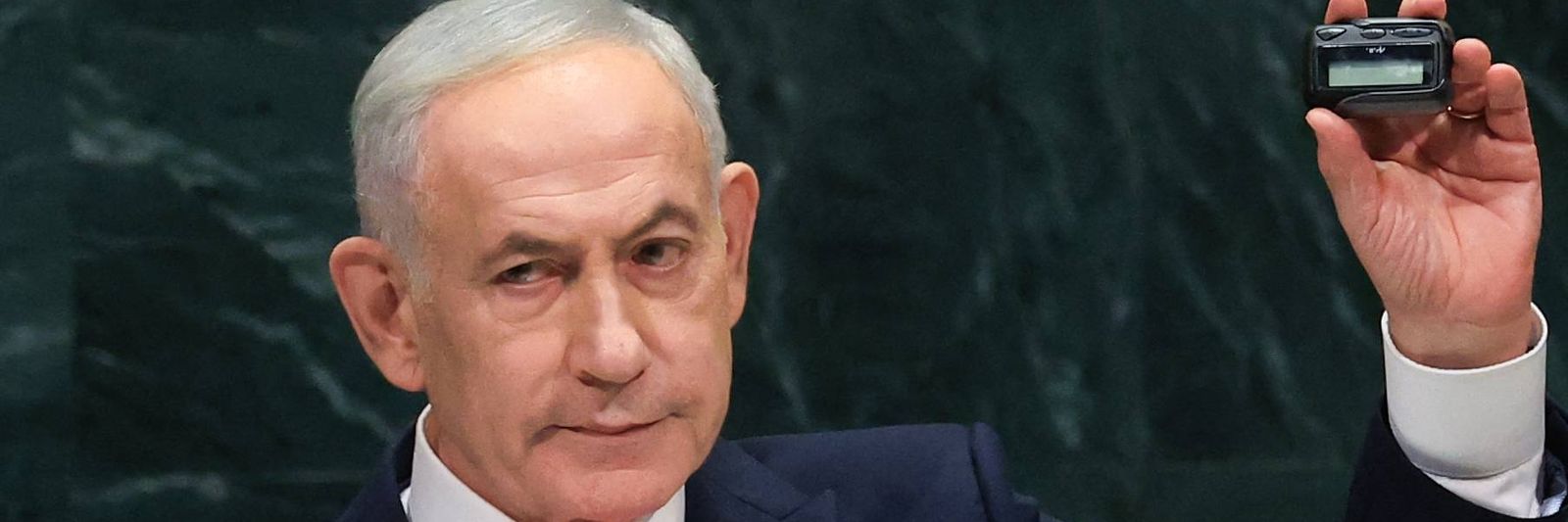 netanyahu-holds-a-beeper-during-his-un-s