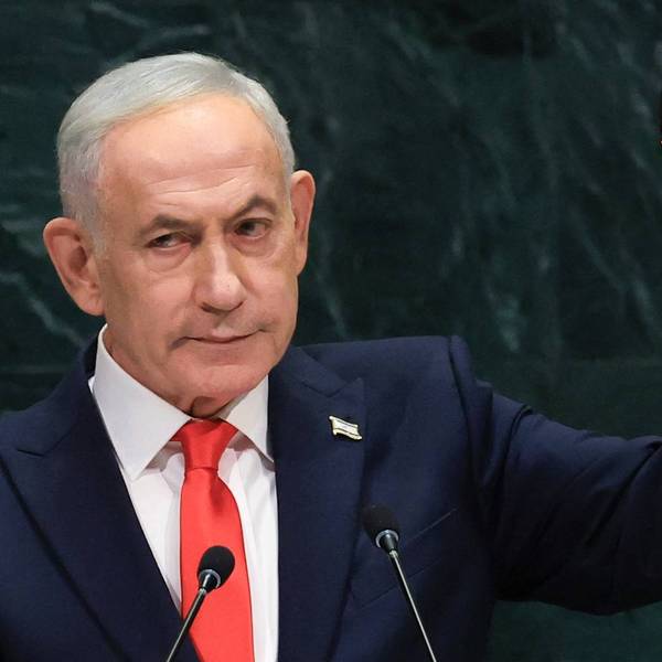 Netanyahu holds a beeper during his UN speech