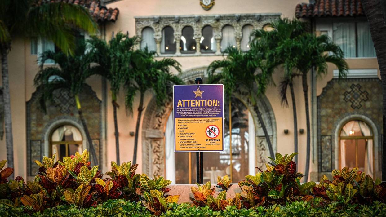 no firesarms sign at mar-a-lago
