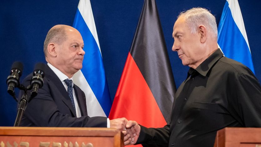 Olaf Scholz shakes hands with Benjamin Netanyahu