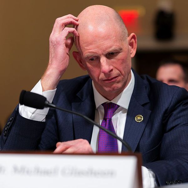 ‘Total Amateur Hour’: FBI Official Says Antifa Is #1 Threat in US—But Can’t Say Where, Who, or What It Is