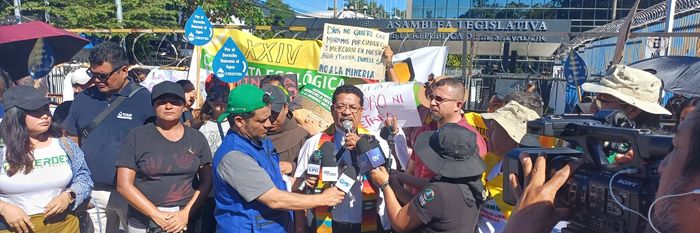 Opponents of overturning El Salvador's ban on metal mining gathered outside the Legislative Assembly