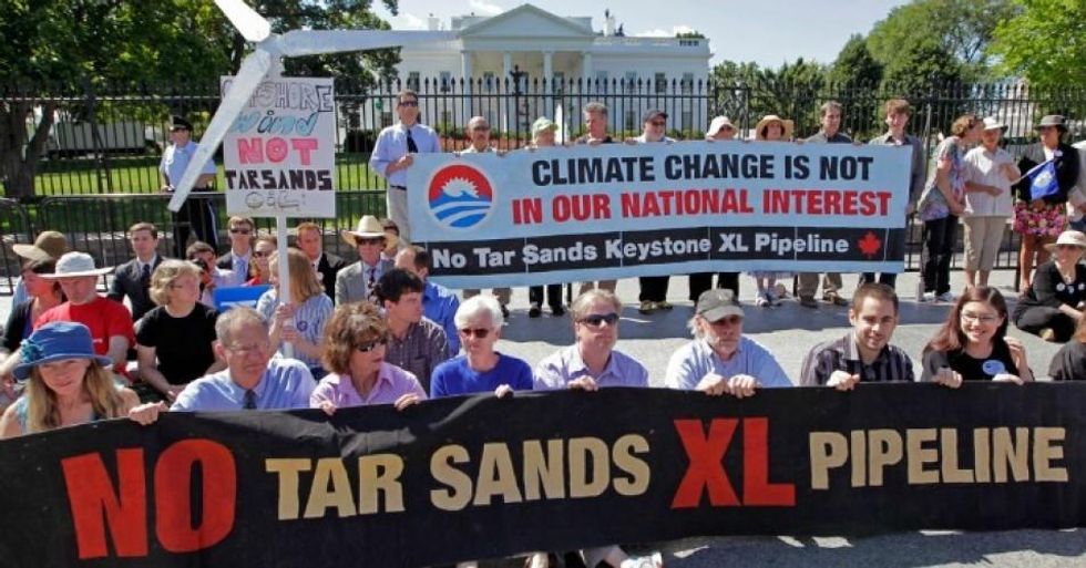 Opponents of the Keystone XL pipeline, which would move oil to the Gulf Coast, protest at the White House. (Photo: J. Scott Applewhite/AP)