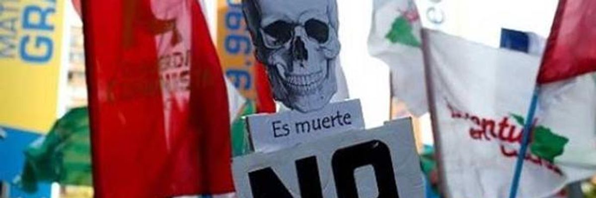 US Progressives Express Solidarity With Anti-TPP Protests as 11 Nations Sign Revised Corporate-Friendly Trade Deal