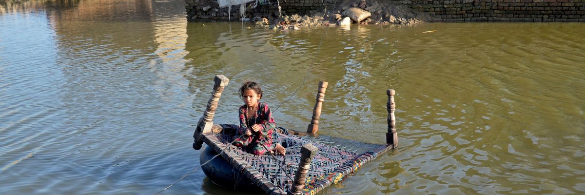 pakistan_girl_flooding