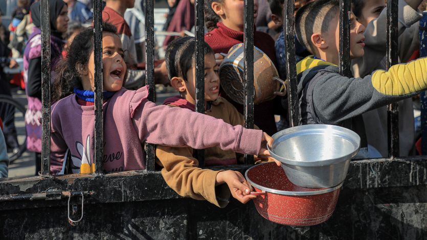 Palestinian children clamor for food in Gaza 