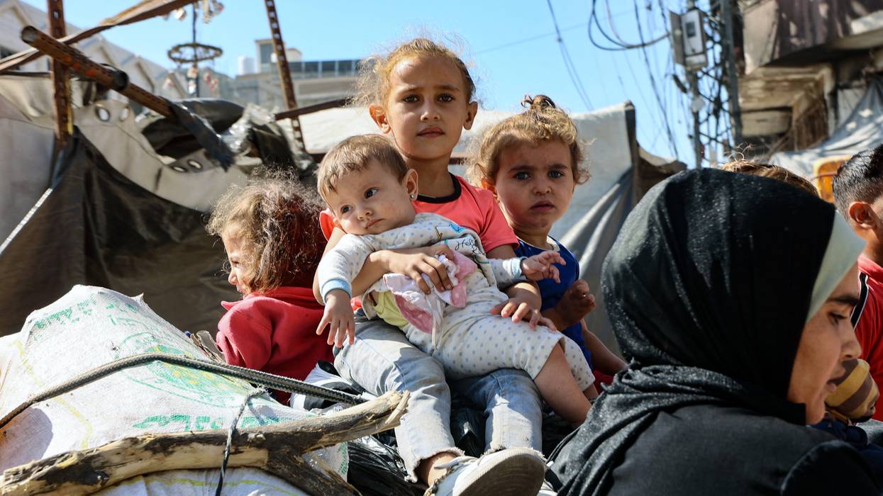 Palestinian children flee northern Gaza