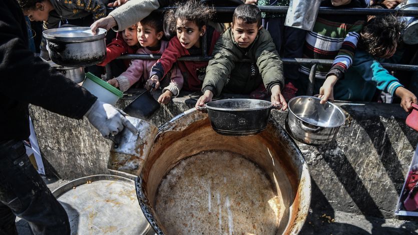 Palestinian children food aid
