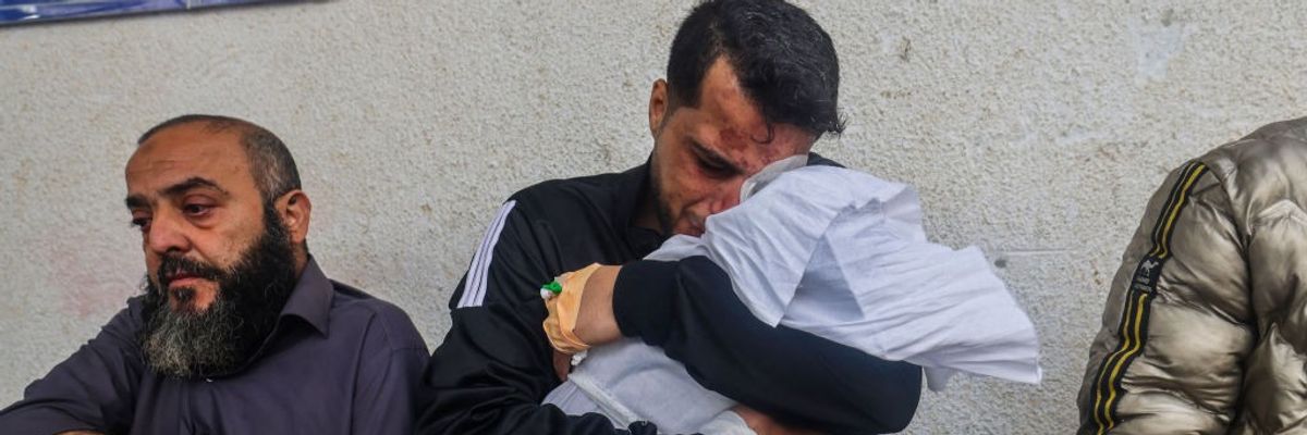 Palestinian father holds is dead daughter in Gaza