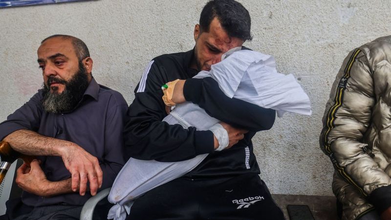 Palestinian father holds is dead daughter in Gaza