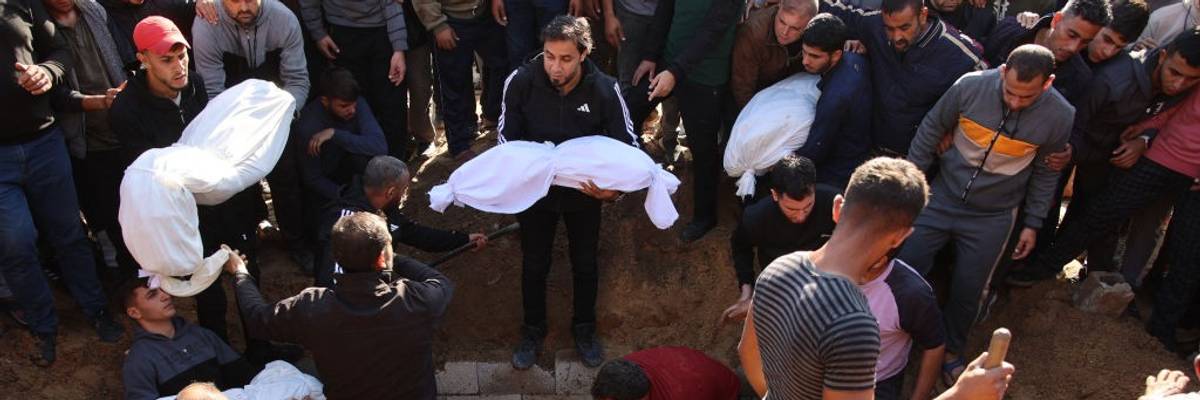 Palestinians bury bodies of dead in northern Gaza