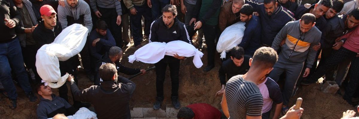Palestinians bury bodies of dead in northern Gaza