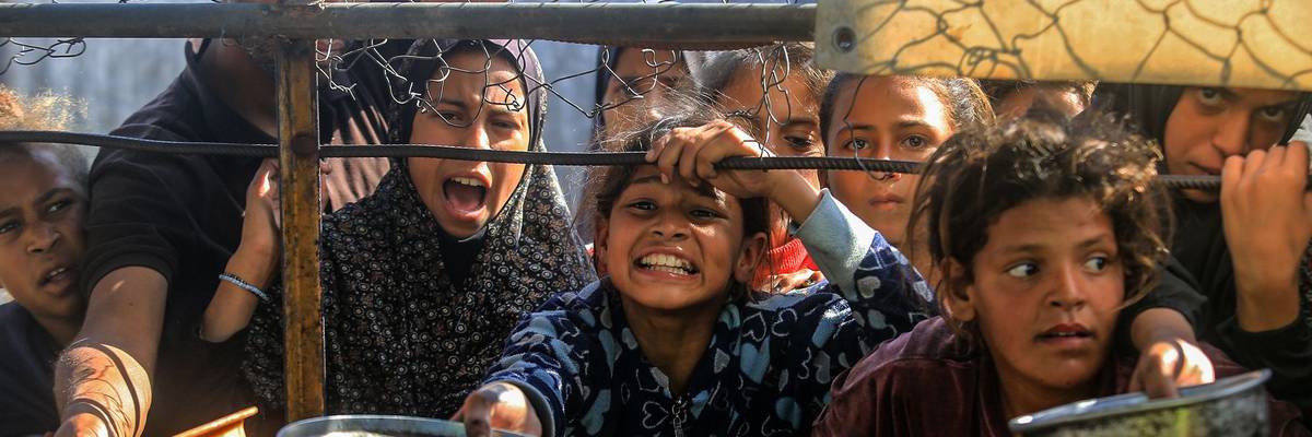 Palestinians fighting hunger in Gaza receive food aid