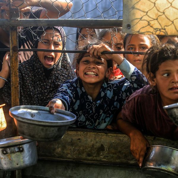 Palestinians fighting hunger in Gaza receive food aid
