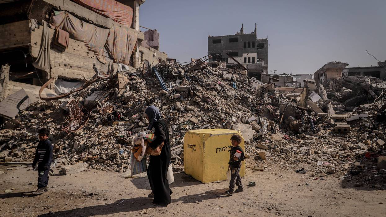 Palestinians flee after Israel's violation of the cease-fire