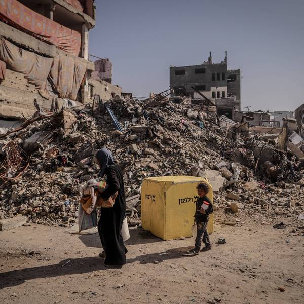 Palestinians flee after Israel's violation of the cease-fire