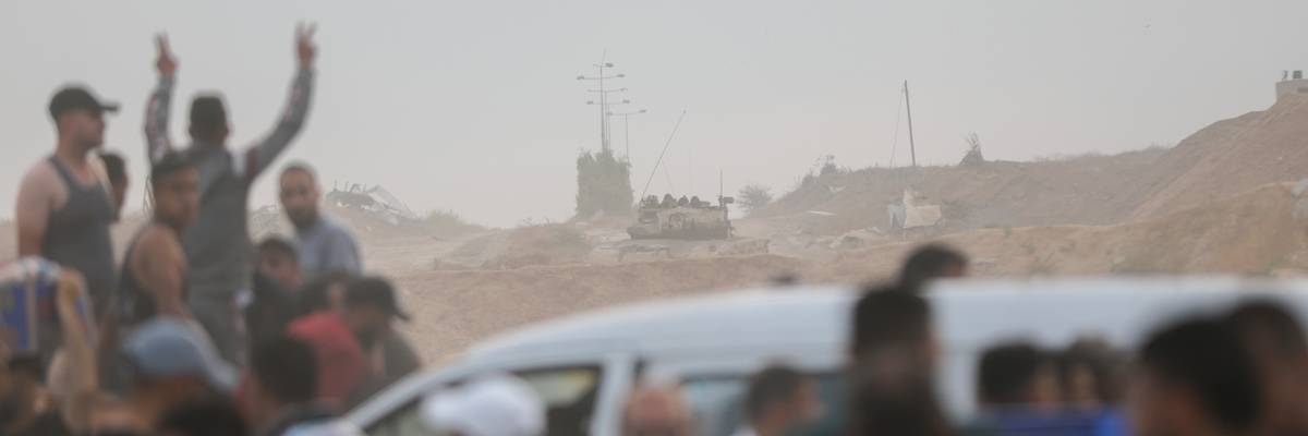 Palestinians go to an aid distribution point in the Netzarim Corridor