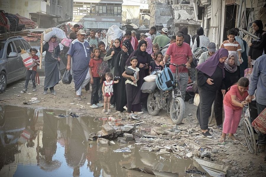 Palestinians leave their homes after Israel's evacuation warning in Khan Yunis