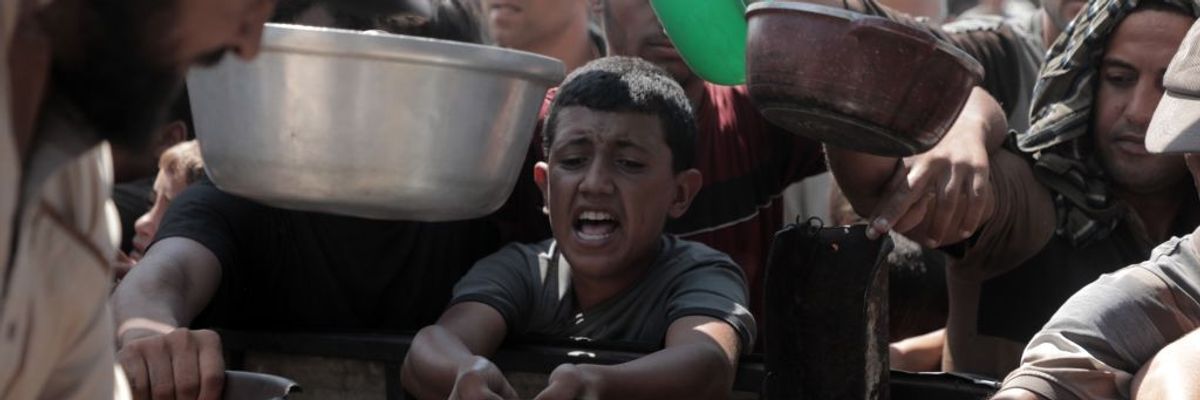 Palestinians receive food aid