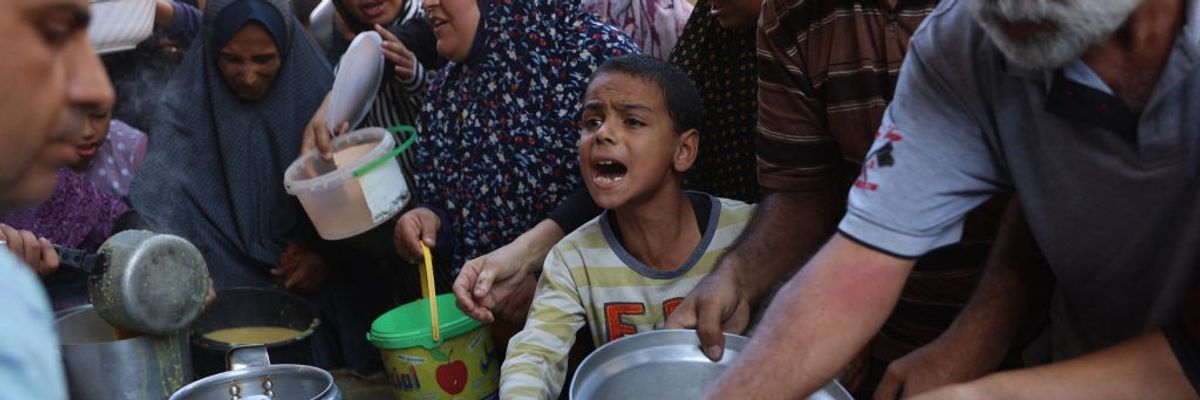 Palestinians receive food aid