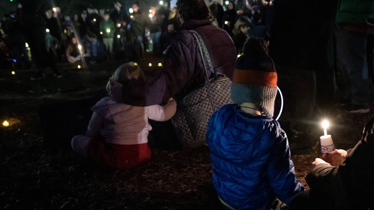 Parents gather at Sherman Circle to mourn Renee Good
