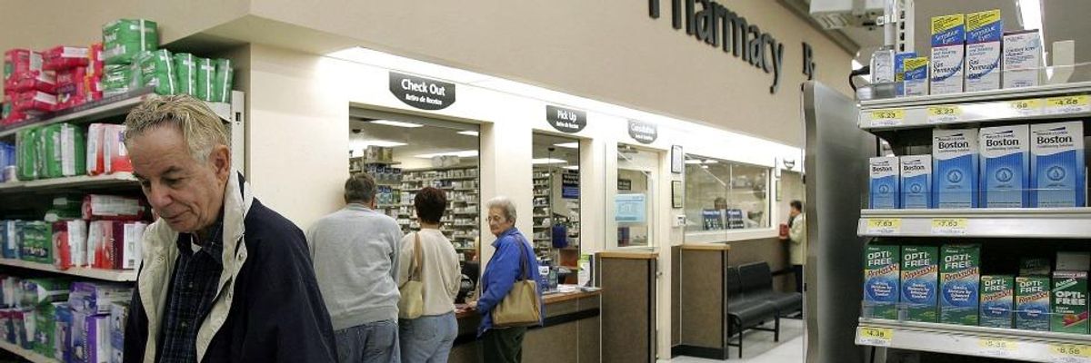 Calling for New Laws Over 'Trump Photo-Ops,' Warren Unveils Bill to Take 'Real Action' to Lower Prescription Drug Costs