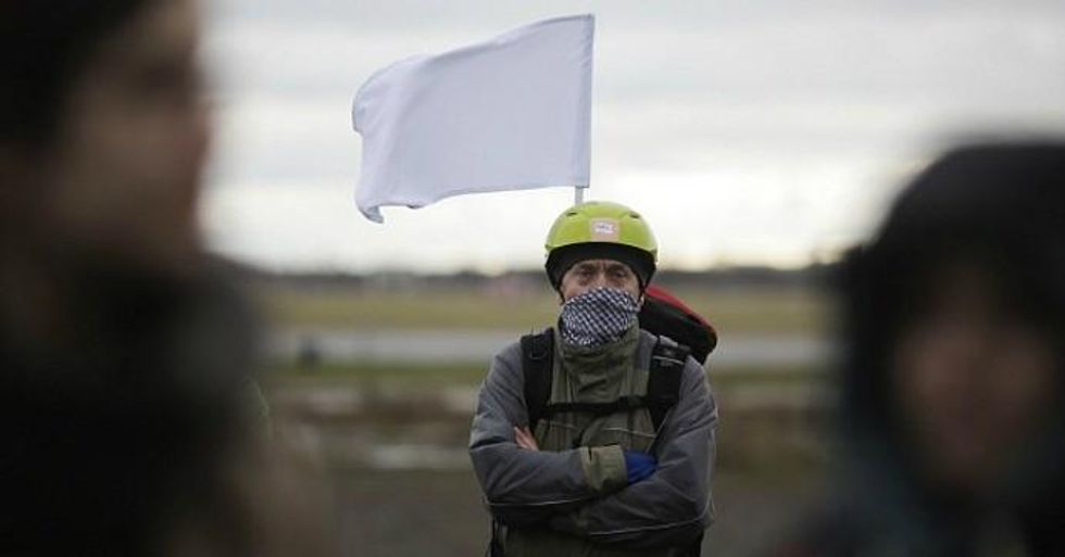 Peace activists set off from Berlin for the Civil March for Aleppo. (Photo: AP)