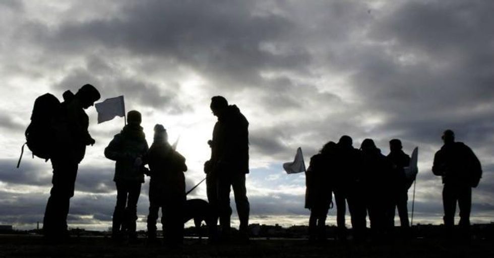 Peace activists set off from Berlin for the Civil March for Aleppo. (Photo: AP)